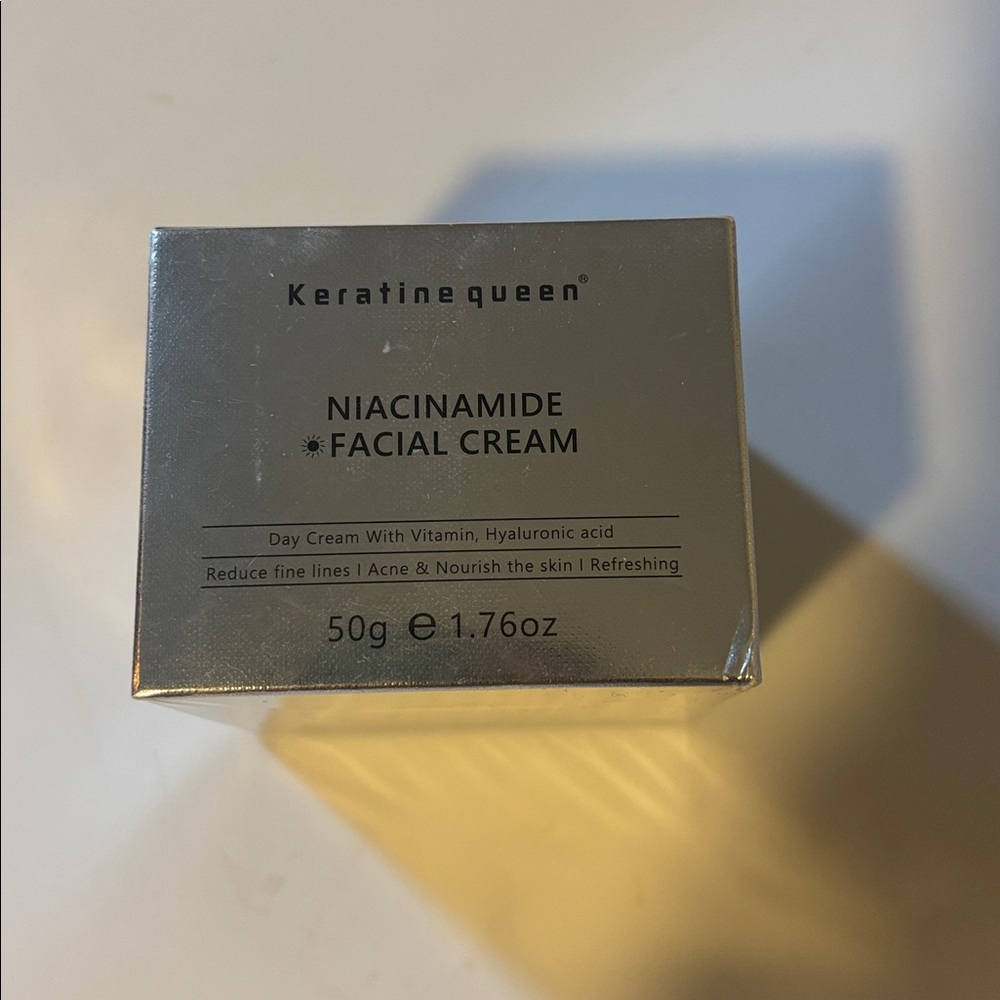Keratine Queen Niacinamide Facial day Cream with Hyaluronic acid - Silver box